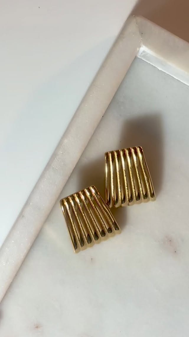 💛 The perfect statement. Grace Earrings from Satori Jewellery. Beautiful ribbed detail, 18K gold on stainless steel. Elegant and eye catching, a must have statement earring that will elevate your everyday look.#satorijewellery #nzstyle #nzjewellery #jewellerynz