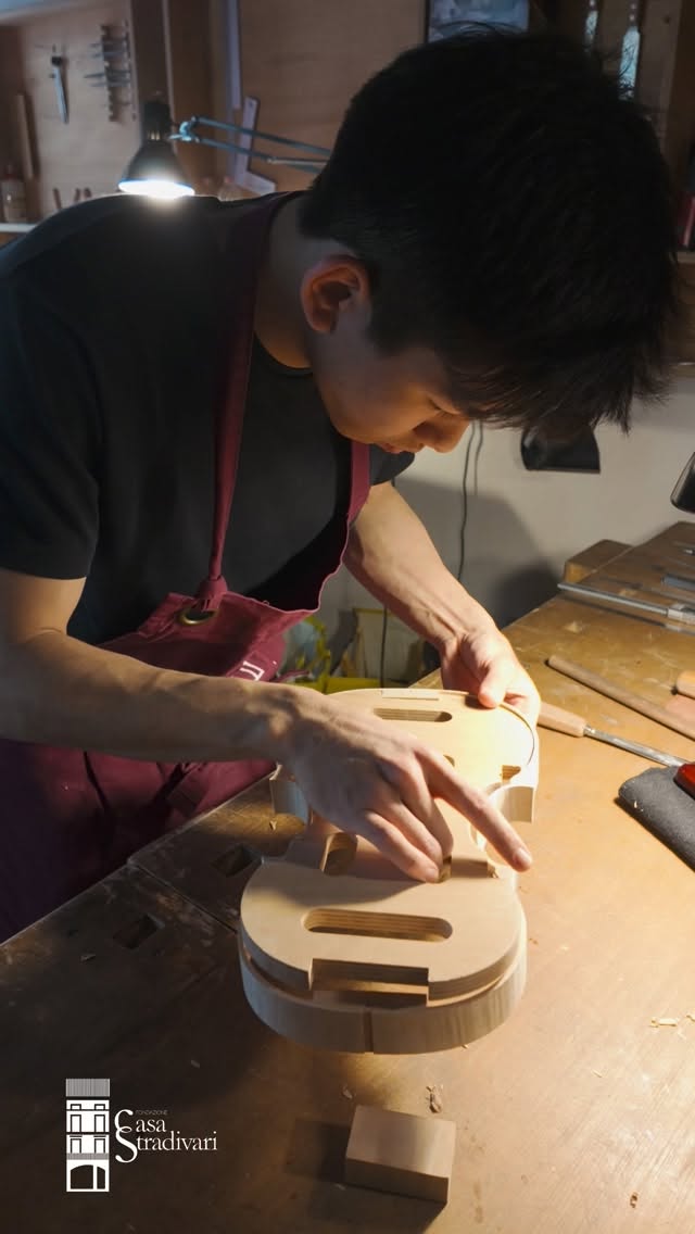 Che emozione!
I violini realizzati sotto la guida del maestro Davide Sora sono quasi terminati.
What a thrill! The violins crafted under the supervision of Maestro Davide Sora are nearing completion.
@fabriziovonarx
@daichiviolins_416
@suzuki_soma
@wangqingyuan713
@a.r.morassi
#CasaStradivari #Liuteria #Cremona #DavideSora #ViolinMaking