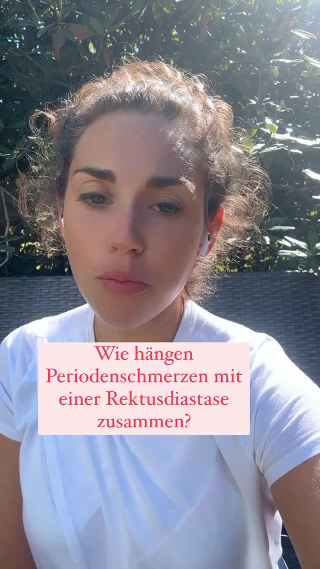 Viele Frauen denken bei starken Periodenschmerzen oder einer stärkeren Blutung zuerst an Hormone.
Was dabei oft vergessen wird: Auch die Spannung und Funktion der Bauchwand kann Einfluss darauf haben, wie sich der Bauch- und Beckenraum anfühlt und belastet wird.
Eine Rektusdiastase bedeutet, dass die geraden Bauchmuskeln auseinandergewichen sind und die Spannung der Bauchwand verändert sein kann. Besonders im unteren Bauchbereich kann das Auswirkungen auf:
* Druckverhältnisse im Bauchraum
* Haltung und Beckenstabilität
* die Zusammenarbeit von Zwerchfell, Bauchmuskulatur und Beckenboden haben.
Wichtig ist dabei aber:
Eine Rektusdiastase gilt aktuell nicht als wissenschaftlich gesicherte direkte Ursache für starke Blutungen oder Periodenschmerzen.
Was Studien und klinische Beobachtungen jedoch zeigen:
* Veränderungen der Rumpfstabilität und des intraabdominalen Drucks können Beschwerden im Beckenbereich beeinflussen.
* Viele Frauen mit einer ausgeprägten Rektusdiastase berichten zusätzlich über Druckgefühl, Instabilität oder Beschwerden im Unterbauch und Becken.
Periodenschmerzen und starke Blutungen können außerdem viele andere Ursachen haben, z. B.:
* Endometriose
* Adenomyose
* Myome
* hormonelle Veränderungen
* Stress & Entzündungsprozesse
Deshalb ist eine medizinische Abklärung wichtig, wenn Beschwerden stark sind oder sich verändern.
Was ich aus meiner Erfahrung berichten kann (wir haben in den letzten 3 Jahren über 500 Frauen über 12 Monate Minimum begleitet): Durch das Stabilisieren der Rektusdiastase und dem gesamten Core haben sich die Organe wieder repositioniert (auch die Gebärmutter) und sehr viele Frauen haben wieder eine normale Blutung erlebt und deutlich reduzierte der Beschwerden während der Periode. 💪🥳
Was vielen Frauen helfen kann:
✔️ Verbesserung der Bauchwandfunktion
✔️ bessere Druckregulation
✔️ Atmung & Beckenbodenkoordination
✔️ sanfter Core-Aufbau ohne Pressdruck
Denn unser Körper arbeitet nicht isoliert – Bauchwand, Beckenboden, Atmung und Haltung beeinflussen sich gegenseitig.
#rektusdiastase #frauengesundheit #periodenschmerzen #beckenboden postpartum coretraining zyklusgesu