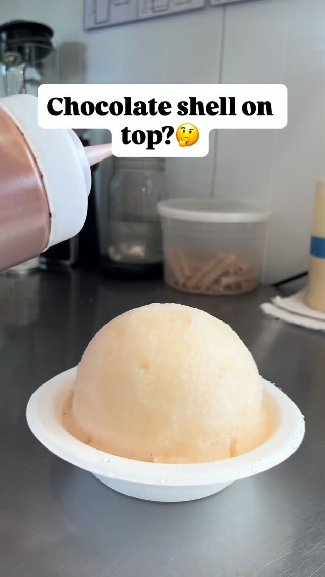 Gimme some of dat 😳 🍫
Open daily from 11AM-6PM!
#shaveice #chocolate #organic