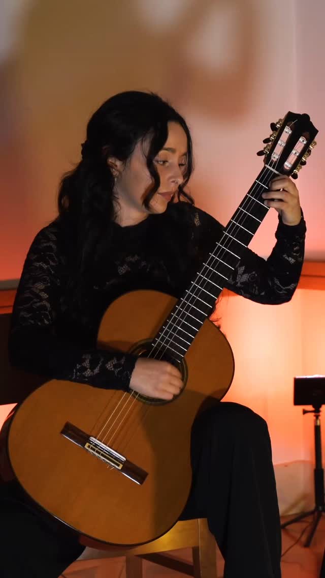 A rare gem: @sergioassad_ arrangement of Dois Destinos (Dilermando Reis), featuring a stunning performance by @daniyahguitarduo in front of a crowded and very enthusiastic audience! 🙌