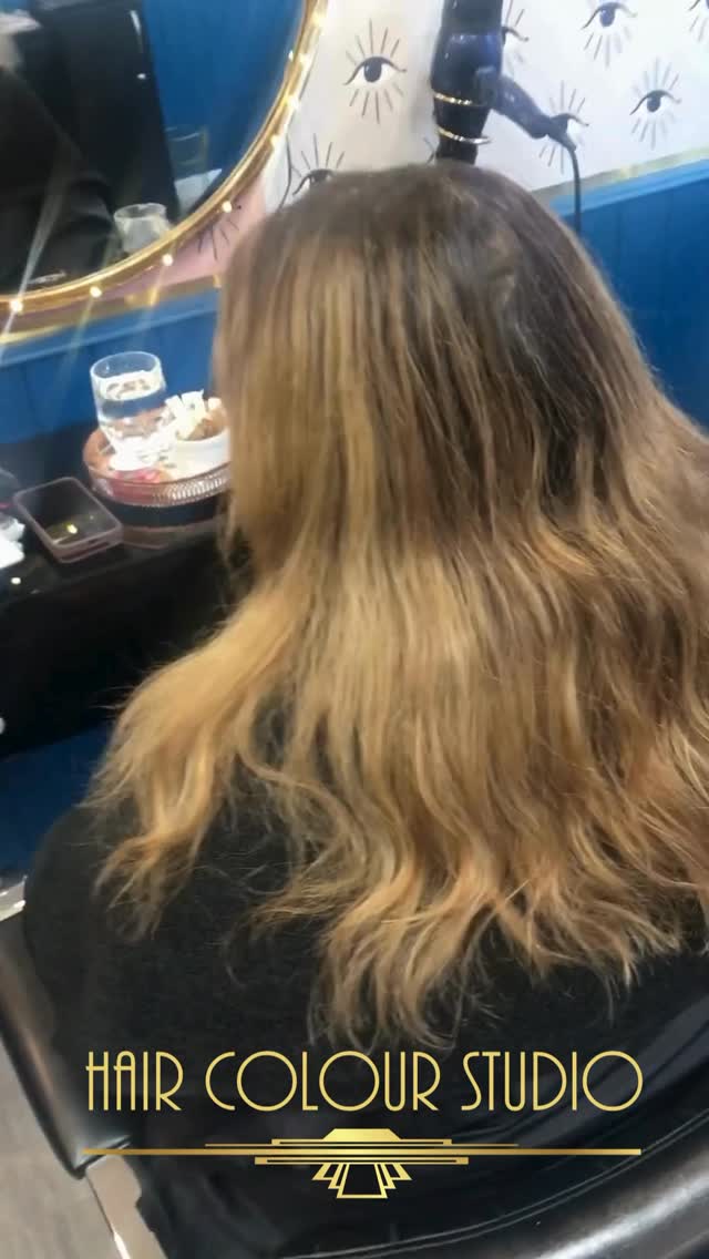 Getting Summer ready with one of this season’s Caffeine inspired shades, here’s a blonde roast ready to fuel your day.
Wanna know more about caffeine inspired hair, ☕️ take a look at our latest blog!
#haircolourstudiokingscross
#coffeeinspiredhair #darkblonde #naturalhairlook #hairmakeovers