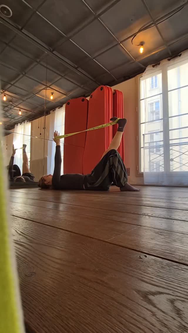 BARRE AU SOL MÉTHODE TARANTO
Un corps équilibré ne se construit pas autour d’une seule qualité.
Renforcer, étirer, mobiliser et détendre sont complémentaires.
C’est cette alliance qui permet au corps de devenir à la fois plus tonique, plus souple, plus mobile et plus léger.
Le stage du 13 juin sera consacré au renforcement musculaire, mais toujours avec cette approche globale qui respecte le corps dans toute sa complexité.
✨ 16 places
🗓 Rdv Samedi 13 juin 10h30-12h30
📍Studio Méthode Taranto & co
187 rue du Temple Paris 3
🔗 Réservation sur www.methode-taranto.com
→ Lien en bio pour réserver votre place.
.
.
.
#barreausol #stage #training #bienetre #paris