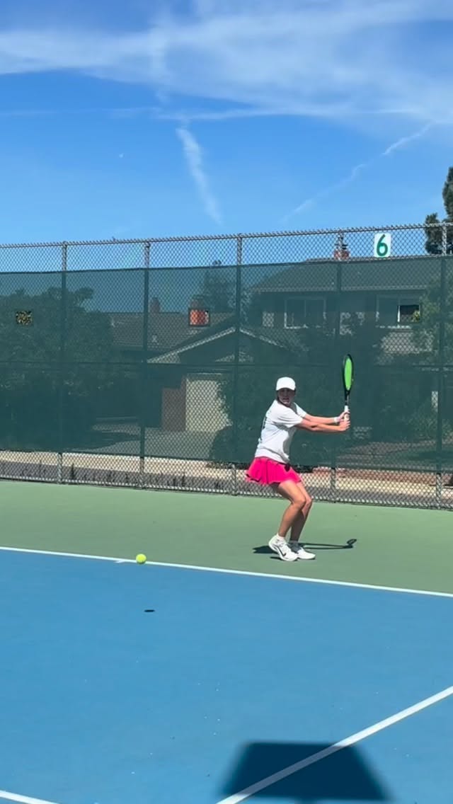 Visualization isn’t just closing your eyes and imagining winning. Here’s how to actually use it:
→ Internal perspective only (see it through YOUR eyes, not like you’re watching film)
→ Feel the grip pressure, the footwork, the follow-through
→ Run the moment in real time (not sped up, not slow-mo)
→ Visualize the difficult version: tight score, tired legs, wind in your face
Your nervous system fires the same motor patterns whether you’re on the court or in your bed. That’s not motivational language, that’s neuroscience 🧠
5 minutes before you sleep. Every night. That’s a rep. 🧠💪🏼
Build the library before match day comes.
#MentalReps #Visualization #TennisMindset #SportsPsychology #MentalSkills TennisLife TrainYourBrain AthleteLife CompetitiveTennis PerformanceCoach