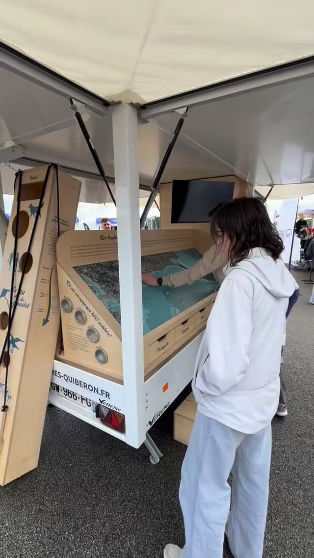 Cette année, la Baie de Quiberon s’invite sur le stand avec l’atelier créatif de La Voyageuse des Dunes, installé dans sa remorque atelier.
Ouvert à tous les publics, cet espace ludique et créatif vous propose également un défi nature : saurez-vous reconnaître ces coquillages ? 🐚