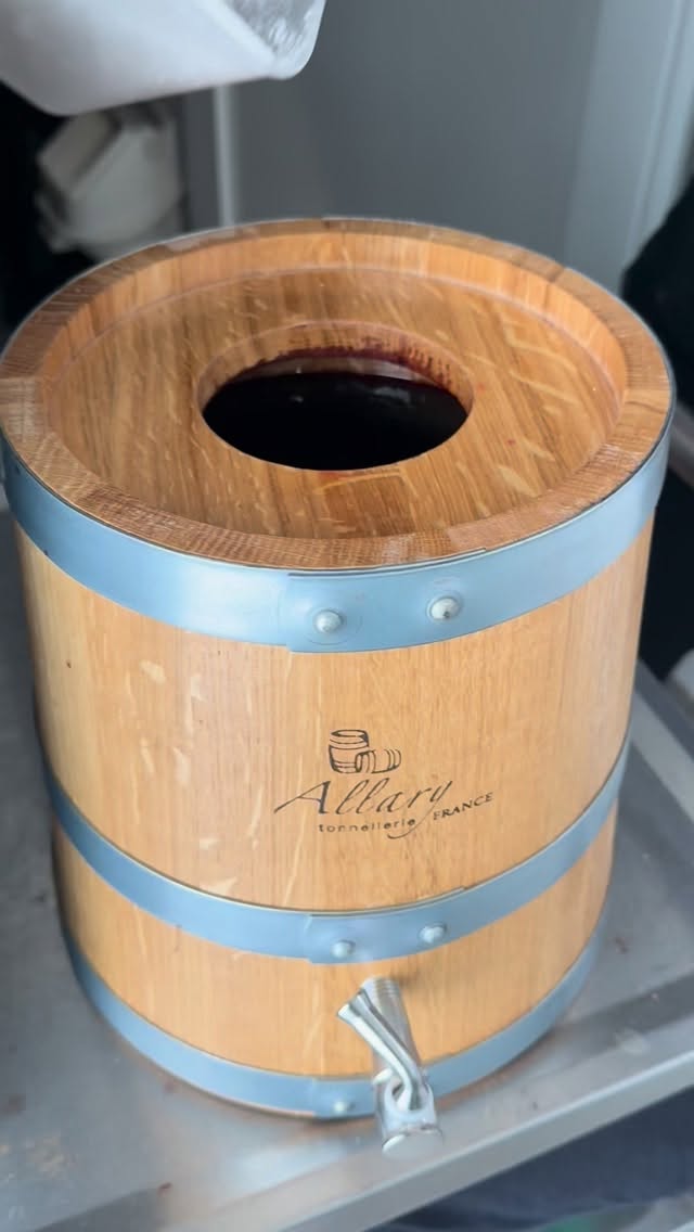 🍷✨ À l’Auberge, beaucoup de choses commencent par le temps et la patience.
Nous travaillons un maximum de produits bruts, transformés maison avec soin et passion.
Sauces, fumaisons, préparations… et même notre propre vinaigre, élevé jour après jour dans son tonneau.
Parce qu’au-delà de la cuisine, nous aimons le travail du produit, les goûts qui se développent lentement et les savoir-faire que l’on prend le temps de préserver.
Une manière de cuisiner plus sincère, plus vivante, et fidèle à ce que nous aimons transmettre à table.