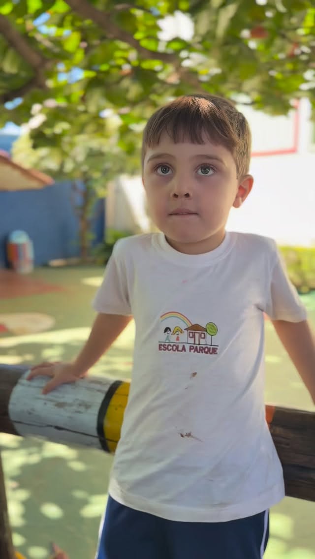 Com muita doçura e carinho, o Infantil III preparou uma homenagem cheia de amor para as mamães. 💛
Entre sorrisos e beijinhos enviados com o coração, cada gesto carrega um pedacinho do amor mais puro da infância. 🌷✨
#DiaDasMães #EscolaParque #Infantil3 #AmorDeMãe #BeijosParaMamãe HomenagemDiaDasMães InfânciaComAfeto EducaçãoComAmor FamíliaEscolaParque CarinhoQueEncanta
