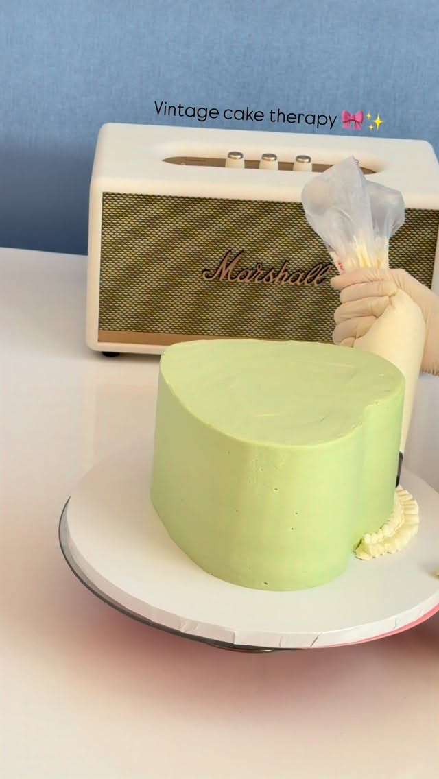 Vintage cake therapy 🎀✨
No matter how many trends appear, vintage Lambeth cakes are still the most requested custom cake design at Lyra Cakes 🤍
Lately we’ve been thinking about sharing more of the decorating process and techniques behind our cakes too 👀
Would you love to learn how to create cakes like this yourself? ✨