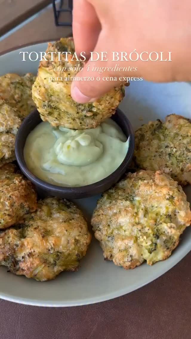 🥦💚 Mini tortitas de brócoli para salvar cualquier almuerzo o cena rápida.
Fáciles, ricas y con ingredientes que probablemente ya tienes en casa ✨
Guarda esta receta para cuando quieras algo simple pero delicioso 👌
Ingredientes:
• Brócoli cocido y desmenuzado
• Queso rallado 🧀
• Avena
• Huevos
• Condimentos a gusto
Al horno y listas en minutos 🤤
Créditos de la receta: @recetasfitns_ ✨
#RecetaFácil #ComidaSaludable