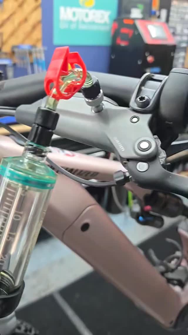 New brake bleeding tool!!! 👀 It helps remove small bubbles during the bleed process!!!
Yes, it's a thing!!!!
#brakebleed #mtblife #bubbles #fullerton #bikemechanics