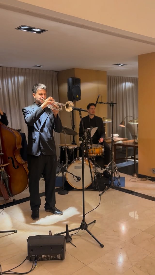 Arranca el cocktail! 🍸 The way you look tonight 🎶 Groovin’Rita en el Club de Golf de la Moraleja
#jazz #eventos #sowhatmusic #musicaenvivo