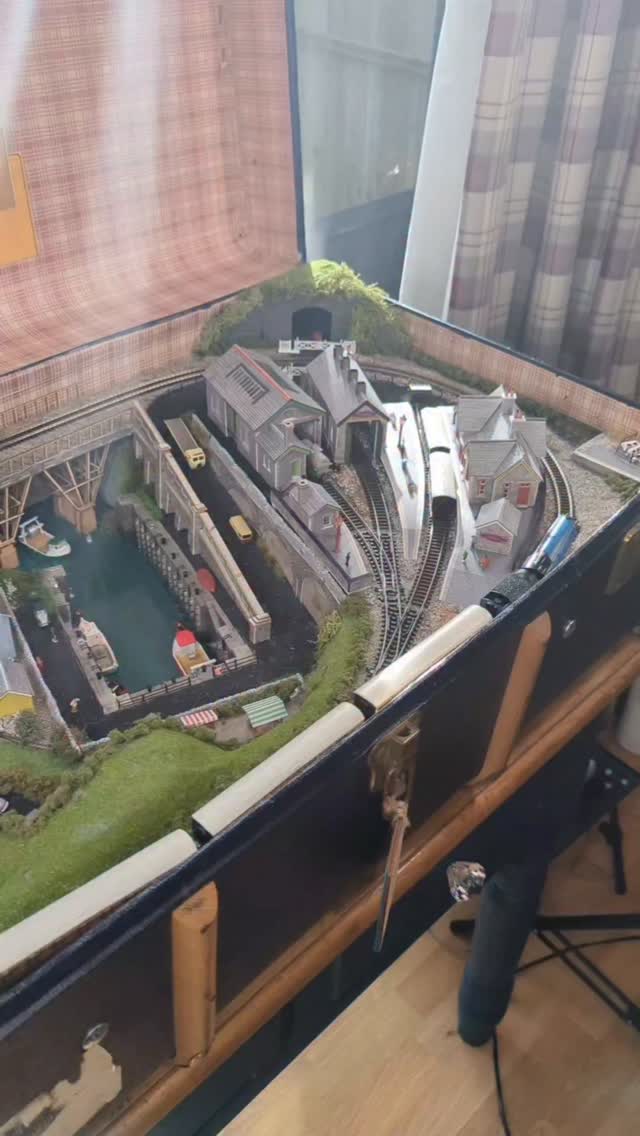 Whats inside this suitcase ?
Bespoke working Trainsets housed in vintage suitcases ❤️💼🚂
Taking commissions and in-between making one layer sets. If you are in the UK email me to be added to my one layer waiting list
Or get in touch regarding a commission.
Interested ??
Get in touch x
Or have a look at our past makes on our YouTube channel, Link in bio ##ngauge #trainset #miniatureartist #fblifestyle