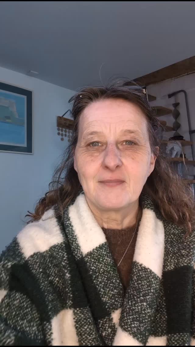 Les angoisses. Un vaste sujet. Mais pour l'inconscient c'est un véritable traumatisme qui se cache derrière. Si il appuie sur le bouton alarme c'est qu'il a une raison. Il ne le fait pas parce qu'il est peureux. Il le fait car une mort violente de lui-même ou de ses enfants est survenue dans une vie antérieure. Ici nous retrouvons le cas d'une femme qui a peur de finir sa vie en prison parce qu'elle a finit sa vie en prison. Et si elle ne fait pas confiance à la société, et dans cette vie au réseaux sociaux, c'est que la société ne l'a pas protégé dans sa vie d'avant. Pour se défendre et défendre ses filles, elle a tué un homme qui était rentré dans leurs maisons pour violer. Quand après l'avoir pris, il s'est dirigé vers ces filles, elle a refusé de laisser faire et l'a attaqué et il est mort. Elle a été alors arrêtée. Ses filles ont été placées et on a "usurpé" son identité de maman. Raison pour laquelle elle a peur dans cette vie qu'on usurpe son identité. Elle s'est suicidée dans cette prison. On voit bien ici que toutes ses peurs ont une raison d'exister.
Mais, bonne nouvelle, on peut en réparant la ligne de temps, rendre justice à cette femme et lui permettre de retrouver sa liberté. Car la meilleure des justice aujourd'hui c'est qu'elle soit libre d'aller où elle veut, libre de vivre avec son temps, libre d'être en paix.
Et vous avez vous des peurs irrationnelles handicapantes qu'il faudrait décrypter ?
#hypnoseregressive #peur #angoisse #phobie #inconscient