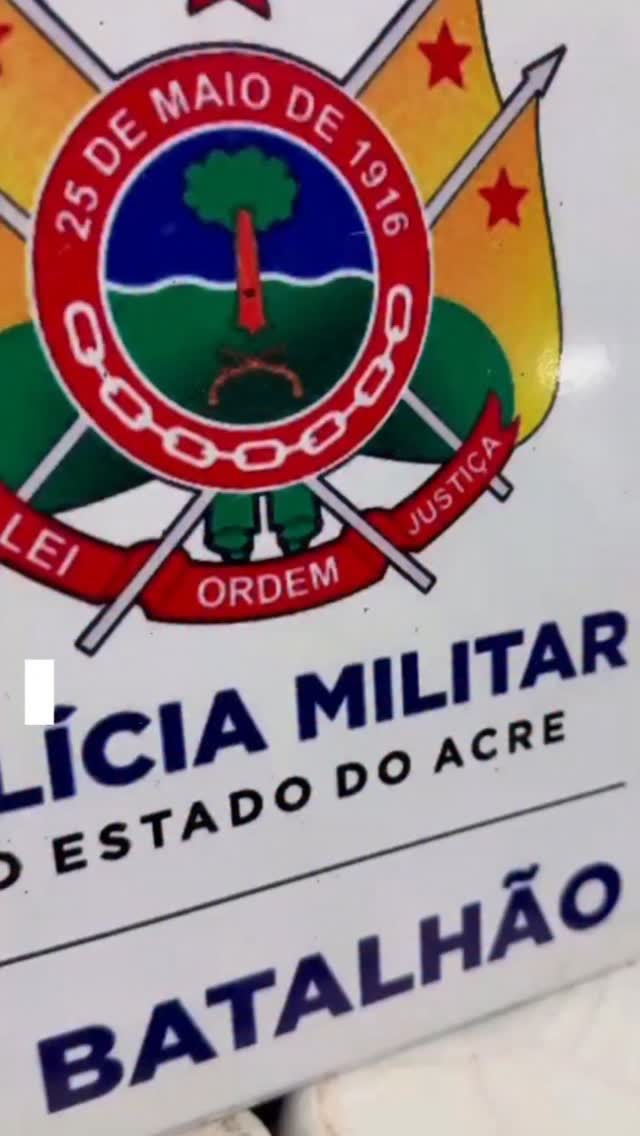 🔫 Força Tática encontra pistola calibre .40 e colete balístico da PM escondidos em construção abandonada na Cidade do Povo
A equipe da Força Tática do 2º BPM, durante patrulhamento em Rio Branco, encontrou uma pistola calibre .40, munições e equipamentos balísticos pertencentes à Polícia Militar escondidos dentro de uma construção abandonada na Cidade do Povo.
Segundo a PM, a ação aconteceu após uma denúncia anônima. A guarnição se deslocou imediatamente até o local indicado e realizou buscas nas edificações em construção. Durante a varredura, os policiais localizaram o material ilícito ocultado dentro de uma das estruturas.
Todo o material foi apreendido e encaminhado à delegacia para os procedimentos cabíveis.
📌 A Polícia Civil deve investigar a origem da arma e dos equipamentos da PM.
📲 matéria completa no site www.acrealerta.com.br
#AcreAlerta #RioBranco #CidadeDoPovo #ForçaTática #PolíciaMilitar 2BPM Acre SegurançaPública ArmaDeFogo Calibre40 BondeDos13 OcorrênciaPolicial Notícias24Horas AcreNoticias Policial PMAC