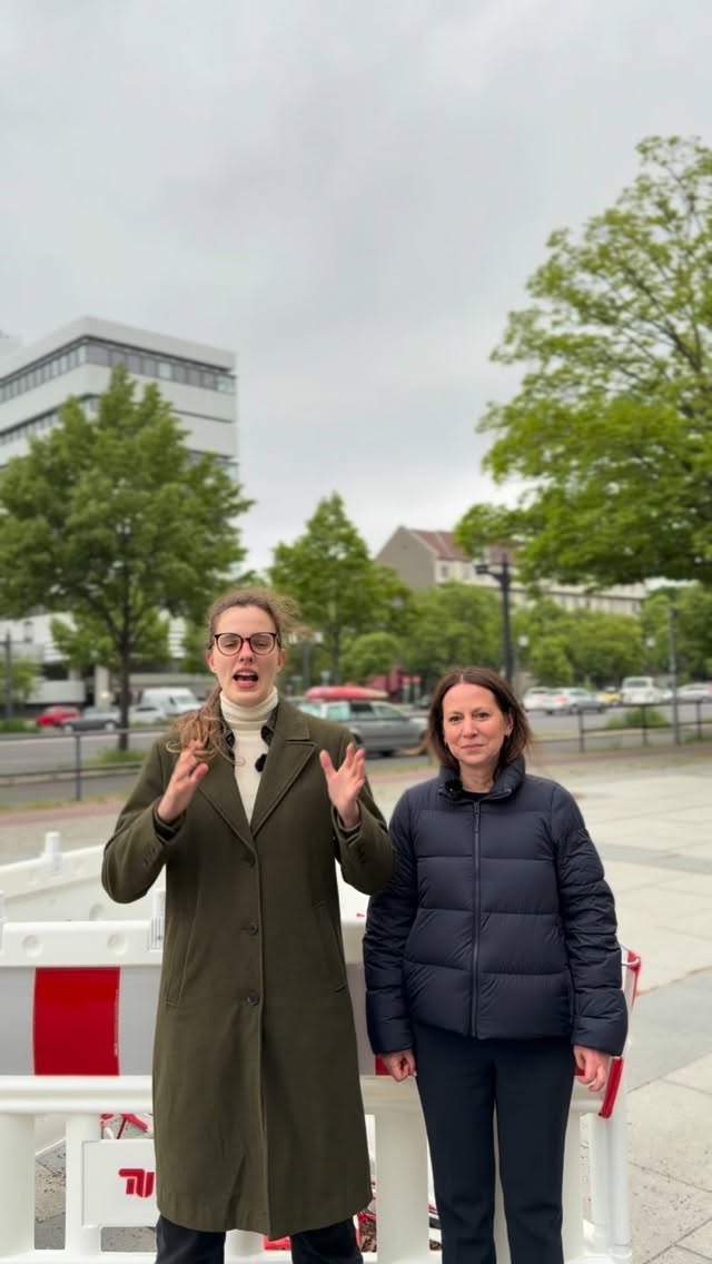Freitag, 9. Mai 2026.
Eine Mail geht raus.
Das Hauptgebäude der TU Berlin wird sofort gesperrt.
35.000 Studierende.
Mitten im Semester.
Ohne Hauptgebäude. Ohne Plan.
Die Schäden?
Seit Jahren bekannt.
Das Telefunken-Hochhaus nebenan steht seit über zwei Jahren leer.
Der Sanierungsbedarf der TU: 2,4 Milliarden Euro.
Für Berlins Hochschulen insgesamt: über 8 Milliarden.
Und die Senatorin?
Spricht von einer „mittleren Katastrophe“ — übernimmt aber keine Verantwortung.
Gleichzeitig plant Berlin Olympia für 1,59 Milliarden Euro.
Berlin feiert Exzellenz.
Und schickt seine Universität nach Hause.
Jetzt braucht es keine Schuldzuweisungen.
Der Senat muss handeln. Sofort.
Für 35.000 Studierende.
Für den Wissenschaftsstandort Berlin.
Und für eine Universität, die nicht länger warten kann.
Denn den Preis zahlen nicht die Verantwortlichen.
Sondern die Studierenden #berlin #wissenschaft #tuberlin #studierende