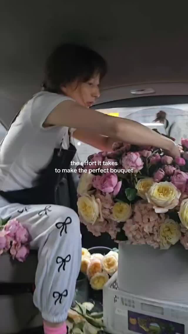 always making sure the bouquet is perfect!
#luxluf #luxlufevents #flowers #nycevents #nycflorist