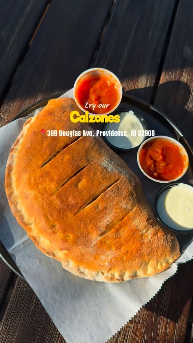 From vegetarian favorites to meat-filled specialties, we offer a wide variety of calzones for every taste♥️