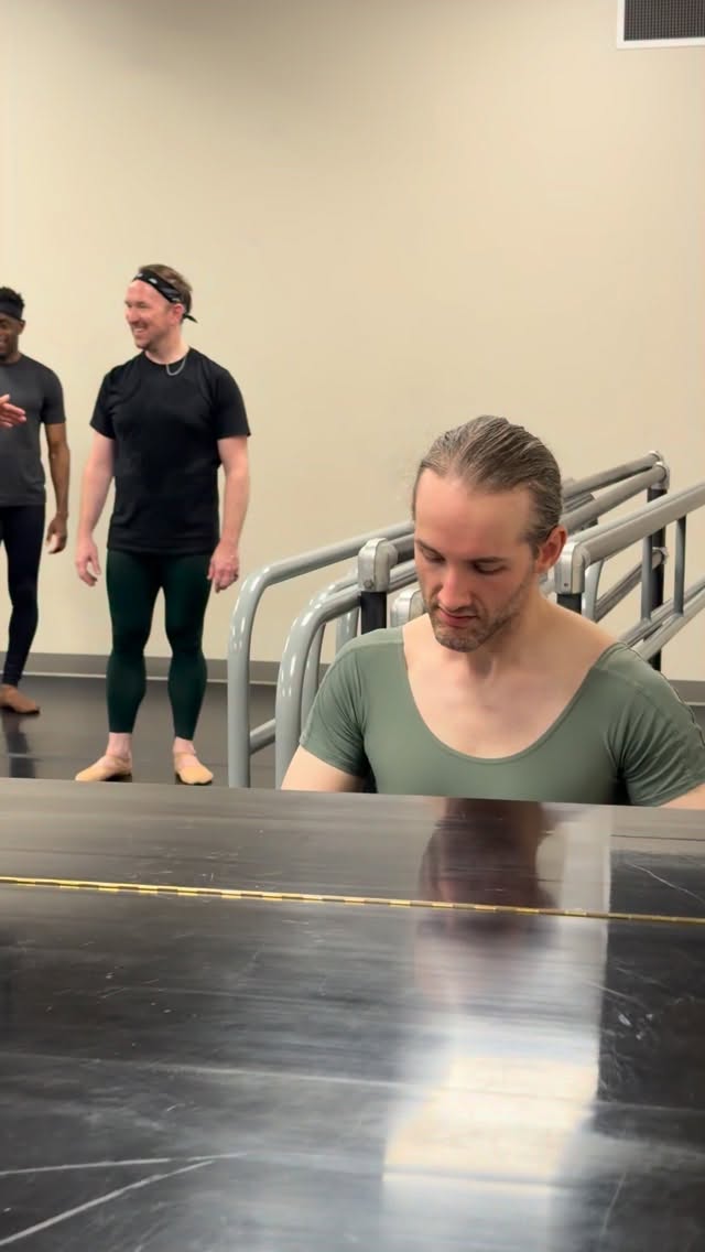 TMDC student, Jesse, casually hopped on the piano for Coda at our Adult Intensive 🎹
the energy in these studios >>>
#themaledanceconnection #maledancer #balletdancer #adultdancer #balletpianist