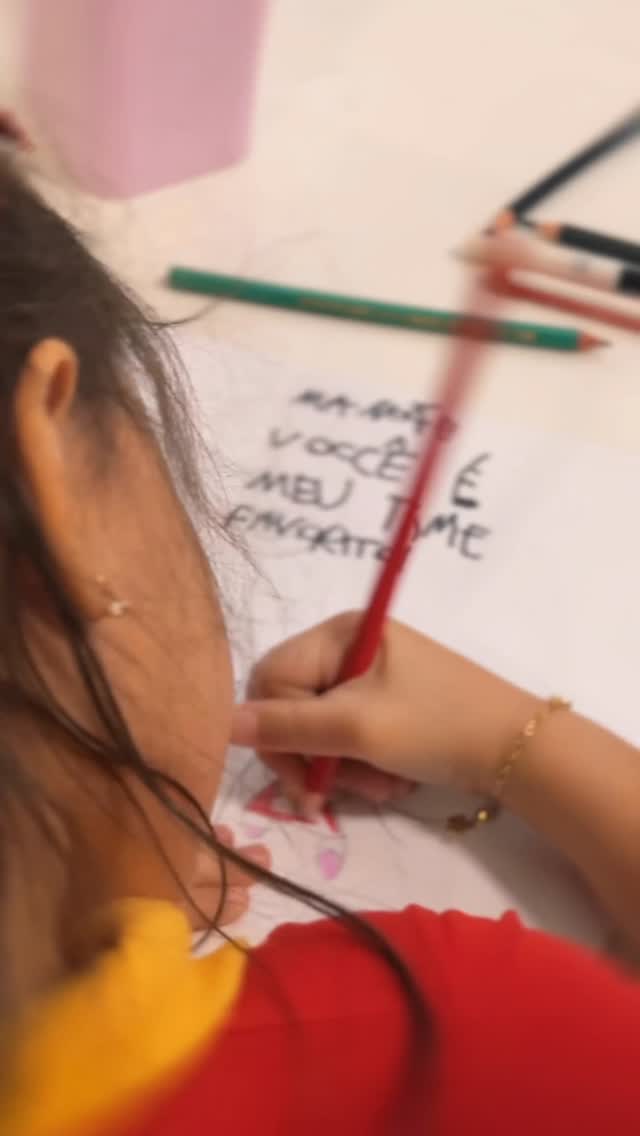Entre desenhos, cartinhas, tinta nas mãos e muitos sorrisos, existia um sentimento em comum em cada detalhe: amor. 💗
Cada criança encontrou sua própria maneira de demonstrar carinho por quem está presente em todos os momentos, cuidando, ensinando e acolhendo com tanto amor.
No Colégio Vivenciar, acreditamos que pequenas demonstrações criam memórias que permanecem para sempre no coração.
Feliz Dia das Mães para todas as mães que fazem a infância ser ainda mais bonita e especial.
🎥: @agencia.oje_