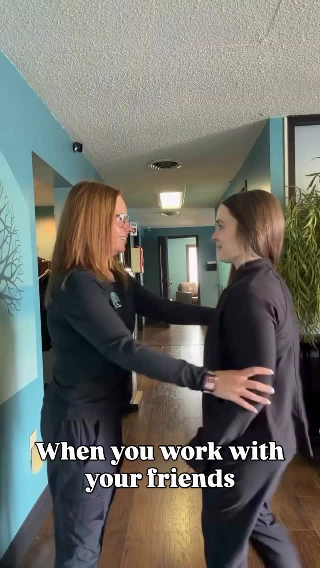 I bet you can guess who the trouble maker is 😉😂
#workbesties #workfun #naturalhealing #laugh #wellnessjourney