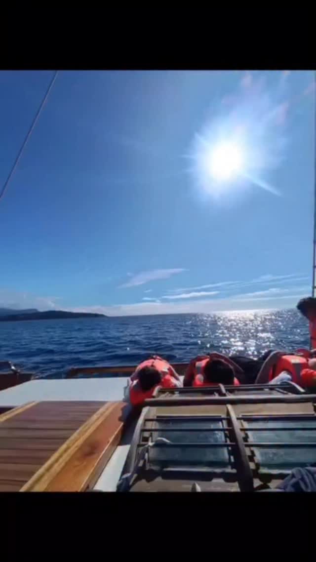 Sortie bateau avec les élèves de la 2STHR3 de l’école hôtelière de Nice⛵🌊
Une année où ils ont travaillé sur les moyens pour limiter l’impact de l’être humain sur l’environnement.
Après une pause bien méritée, nous avons ramassé les déchets plastiques, métalliques et les mégots 🚯