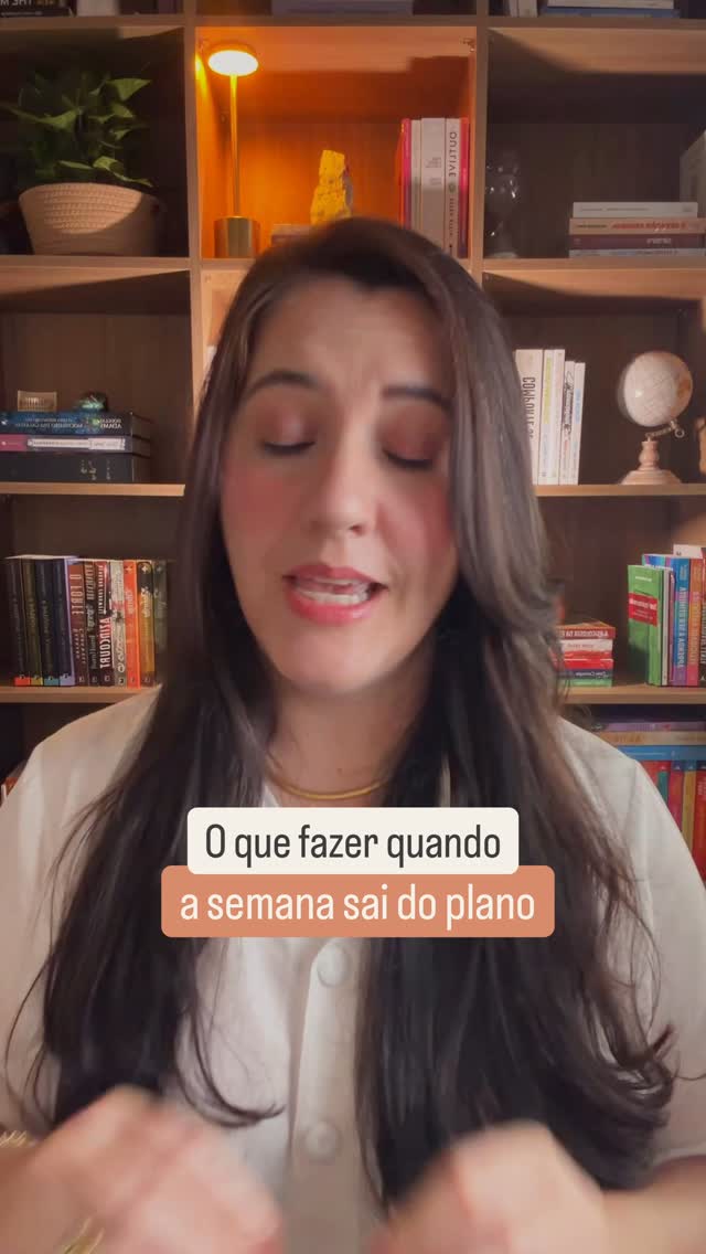 Nem toda semana comporta grandes metas, mas quase toda semana permite um mínimo de continuidade.
Quando a rotina desandar, escolha um hábito âncora que é aquele pequeno o suficiente para caber no caos.
Lembrando que o objetivo não é fazer bonito, é lembrar ao seu cérebro que você é uma pessoa que volta.
Salva para usar quando a semana pesar.