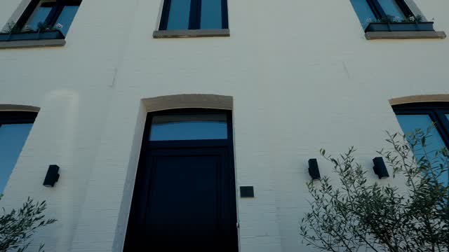 Terwijl we dit schrijven, genoten afgelopen weekend onze eerste gasten al van alles wat Pand Ven te bieden heeft.
Een volledig huis, recht tegenover Park Ven. Voor koppels die na hun grote dag gewoon nog even willen blijven hangen in de sfeer.
Met een uitgebreid ontbijt de ochtend erna, als mooie afsluiter van het mooiste weekend van hun leven.
Pand Ven is open. 🌿