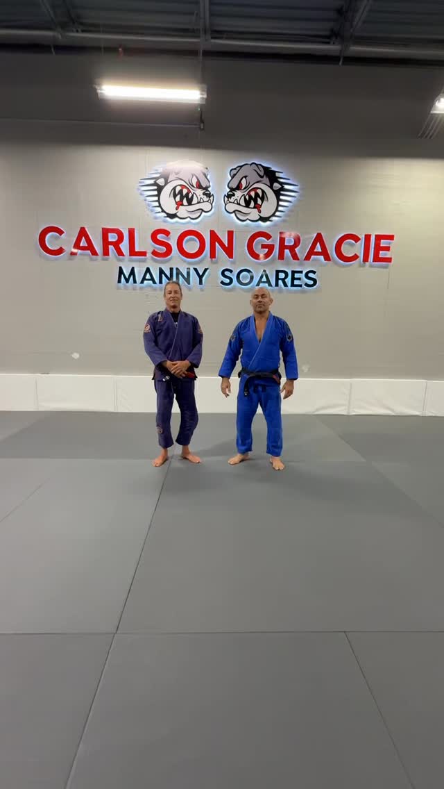 Triangle from Spider with grips on the sleeve and gola.