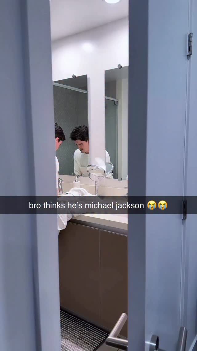 he’s been singing this ever since he saw the michael jackson movie 😭😮💨 who’s livin you by the jackson 5
#singing #michaeljackson #michaelmovie #singersofig #viral