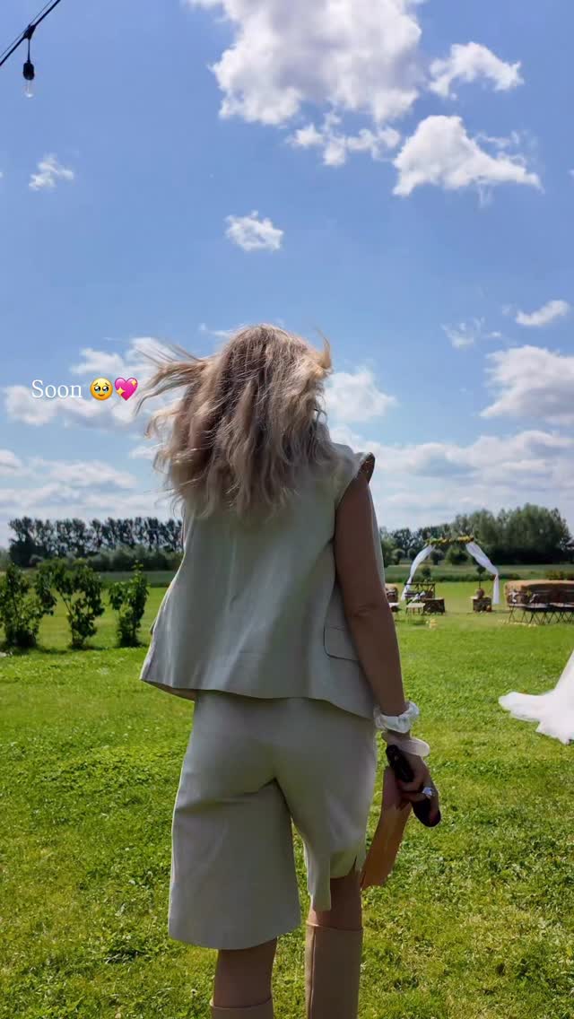 … ich freu mich wie ein Schnitzel auf diese Saison!!! 🤣🥹💖
Jetzt schon cheers auf all die unfassbar schönen Geschichten, die ich dieses Jahr erzählen darf & auf all die unvergesslichen Momente, die wir kreieren werden hihi… 🥹💖
… ich hatte gestern wieder eine Unterhaltung darüber, wie facettenreich, tiefgründig & gleichzeitig aber auch „positiv“ dieser Beruf ist! 👀
Wir werden im Alltag mit so vielen negativen, schnellen & oberflächlichen Dingen konfrontiert… Und ich merke immer wieder, wie viel Kraft ich selbst daraus ziehe, einen Beruf zu haben, der Teil eines der positiven, prägenden Schlüsselmomente des Lebens ist 🥹
Teil eines Tages zu sein, an den sich zwei Menschen ihr Leben lang erinnern werden. Das Vertrauen zu spüren, das einem entgegengebracht wird. Und zu sehen, wie unterschiedlich Liebe auch aussehen kann…! 👀💖
Und dass man aus jeder Begegnung selbst etwas mitnimmt 🫶🏼
PS: … stellt euch einfach Florence + the Machine zu diesem Video vor -NERVT leider, dass wir hier auf Instagram mit lizenzfreier Musik arbeiten müssen, die leider ziemlich lame ist haha 🥲
🤍🤍🤍
Freie Trauung
Traurednerin
Hochzeit