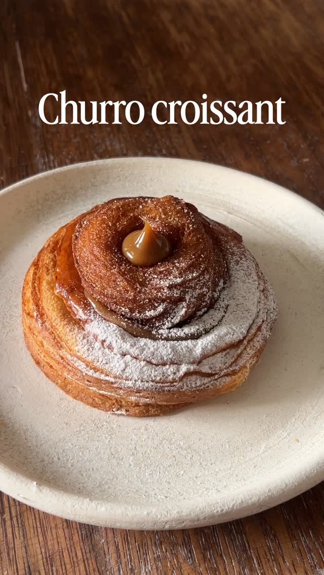 🚨 Menú mayo
.
Croissant tipo danish relleno de pastelera de canela, dulce de leche y un delicado churro encima para hacerlo más especial .
.
Disponible durante abril.
Pídelo que se agota de volada.
.
Ya sabes qué hacer. 📲
-
#ensamblepan #panquito #viennoiserie #croissantlovers
