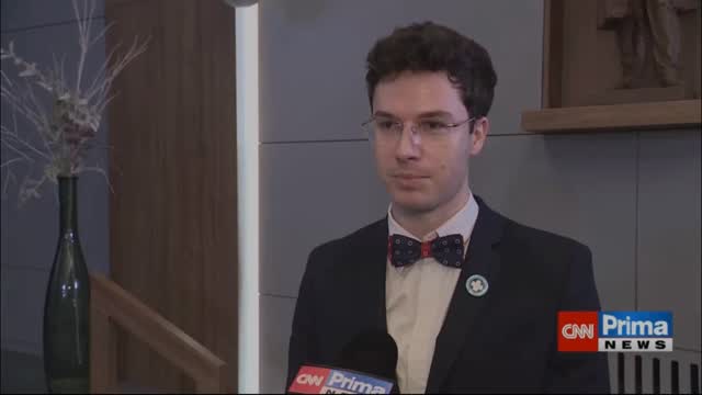 Po konferenci k nové příručce „Umělá inteligence ve zdravotnictví pro pacienty“ vznikla i tato videoreportáž, která ve zkratce shrnuje téma, se kterým se v ordinacích praktických lékařů i ambulantních specialistů setkáváme stále častěji.
Pacienti dnes nepřicházejí pouze s informacemi z internetu, ale také s výstupy nástrojů umělé inteligence. To přináší nové možnosti, ale i rizika — od falešného uklidnění až po zbytečné obavy.
Příručka je dostupná zde: https://f.mtr.cool/lpzixwmjju