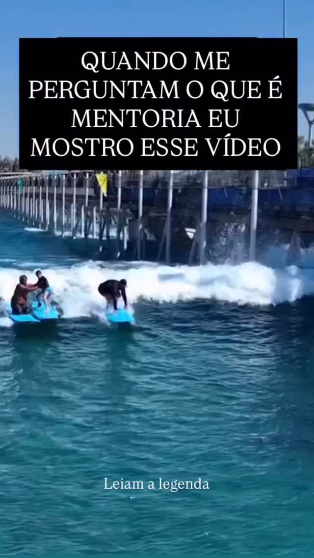 Esse senhor não está apenas ensinando o menino a surfar.
Ele está lendo o ambiente, antecipando riscos e protegendo quem ainda está aprendendo.
Quando o outro surfista escorrega e atrapalha tudo, e o menino quase cai, o senhor segura, estabiliza, recoloca na prancha e segue até o final.
Nós conseguimos.
Mas levamos mais de 35 anos para aprender como fazer.
Com tutoria, sua empresa expande, cria líderes e gestores fortes, cria autonomia, estratégia, direção…
Se hoje a sua empresa parece instável, sem um planejamento estratégico, com liderança sem preparação e você sobrecarregado… precisa de tutoria.
#liderança #gestaodepessoas #empreendedorismo #explorepage