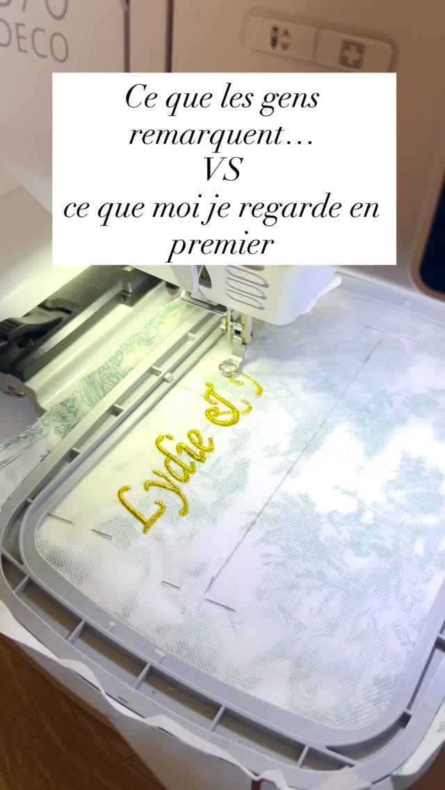 👀 Quand on regarde un coussin d’alliances brodés, on ne voit pas toujours la même chose…
Il y a ce qui se remarque tout de suite.
Et puis il y a tout ce que moi, en tant qu’artisane, je ne laisse jamais au hasard.
- Je vois les coutures bien droites, les coins bien faits, les coutures solides.
- Je vois le tissu de qualité.
- Je vois la broderie parfaite.
C’est ça, aussi, qui fait la valeur d’une création faite avec soin.
Ajoutez un 🩷en commentaire si vous aussi vous aimez les créations avec de vrais détails !
.
.
.
#toiledejouy #coussinalliances #coussinbrodé #couturesurmesure #couturefrançaise