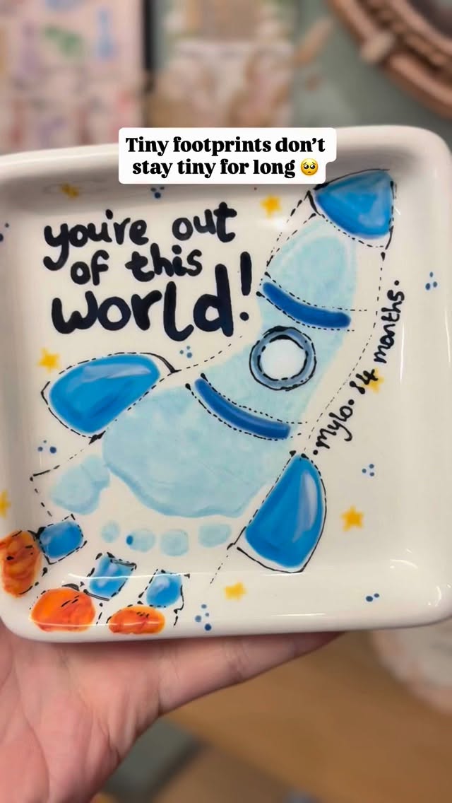 Father’s Day is coming up fast 🫶🏼
If you’ve been meaning to make something special this year, this is your sign 💙
From handprint keepsakes and personalised mugs to “best dad ever” masterpieces painted by the little ones… honestly these are the gifts that get kept forever 🥹
✨ Important Father’s Day cut-offs ✨
• Personalised keepsakes created by us: please book by 31st May. Visit the Keepsakes page of our website
• Pottery painted by you in the studio: please paint by 7th June to guarantee collection before Father’s Day
We’ll always try our absolute best with anything completed after these dates too, but we just can’t promise turnaround once the kiln gets super busy 💫
Booking online recommended — especially weekends 👀
#FathersDayGift #PotteryPainting #PersonalisedGifts #Tiverton #DevonDaysOut