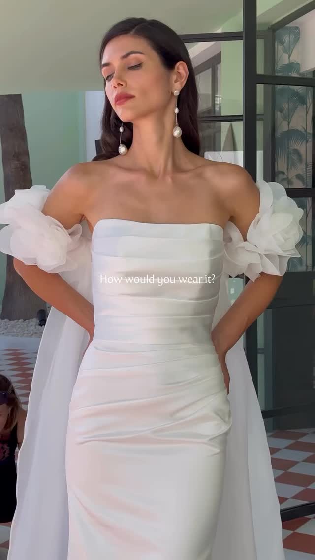 Decisions decisions! 🤔
We love the cape! What about you?
#bridalcape #bridaldress #fitandflareweddingdress #lunanovias #engaged