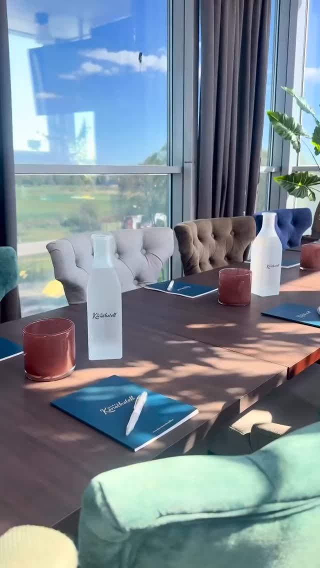 Häng med upp i Sky Loungen!🙌🏻
Högst upp i huset hittar du vår exklusiva Sky Lounge med fantastisk utsikt över Schlätta. Perfekt för dryckesprovningar, firanden, möten och mindre företagsevents.
Kontakta oss för att boka! ⭐️
events@julahotell.se