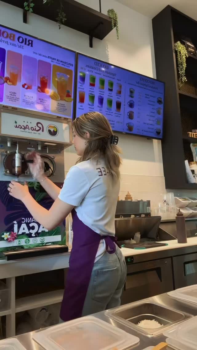 Fresh toppings, good vibes & the best part of your day loading… ✨
Come get your fav combo at Rio Açaí 💜
—
Des toppings frais, de bonnes vibes & le meilleur moment de ta journée arrive… ✨
Viens chercher ton combo préféré chez Rio Açaí 💜
#RioAcai #OttawaFoodie #GatineauEats #AcaiBowl #BehindTheScenes