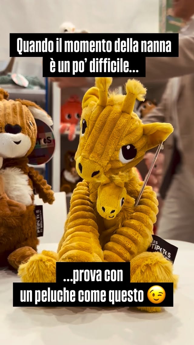 Lo conosci bene quel momento 😉 a volte basta poco per rendere la nanna non una separazione ma un istante di serenità. Personalmente ho sempre regalato ai miei figli e a tutti quelli che conosco…un peluche. Questi li trovo stupendi per il tipo di materiale con cui sono realizzati. Che ne pensi (e finalmente anche un design più originale) 🤩 #magoriumgiocattoli #giocattoli #giocarepercrescere #ninnananna #sonnellino