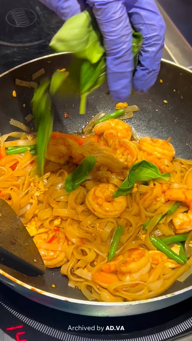 Yaay Yaay Thai Food at @brentcross_sc 🇹🇭✨
From flavour-packed Pad Thai noodles to rich Thai curry dishes with rice 🍜🍛
Authentic Thai street food made fresh every day in London ❤️
#YaayYaayThaiFood #ThaiFoodLondon #PadThai #ThaiCurry #StreetFood BrentCross LondonFood ThaiCuisine Foodie LondonEats