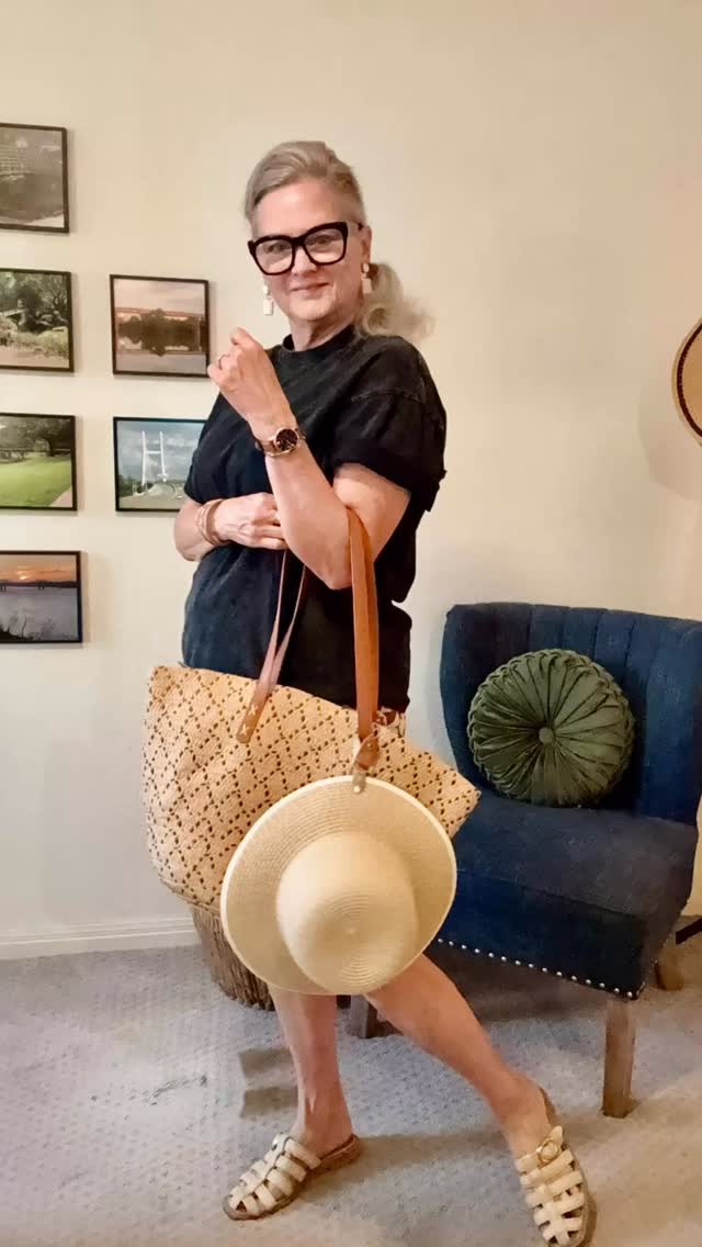 Oversized tee. @amazon and baggy shorts @urbanoutfitters, a straw bag and hat clipped on the bag. 👒 Saturday ensemble. IFor me. After all the family is gone. It boosts the mood 👍to get dressed anyway. Even though I’m incredibly sad. Saturday is for fun. 🤗And it starts with fashion… would you agree? #thymemag #imisshimsomuch I’ll share some links in stories.