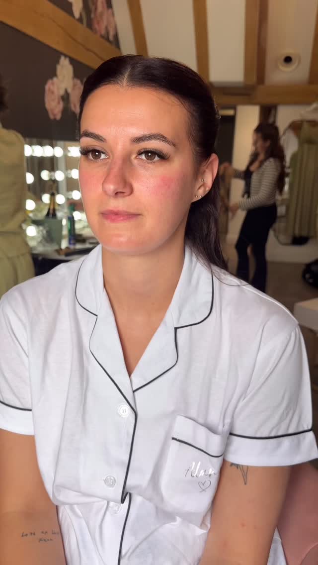 🤍 RECOMMENDED at The Old Kent Barn - 2026
Last week I was delighted to receive the news that I have been chosen to remain a recommended supplier at the beautiful @theoldkentbarn this year.
I absolutely love helping brides get ready in their stunning prep room and working alongside their wonderful team 🤍
I was back at the barn on Sunday for Alana’s special day, where I created this classic warm toned, soft glam for her ✨✨
Thanks so much @andreasales__photography for capturing me in action 🫶🏻😂
#kentbridalmakeup #theoldkentbarn #oldkentbarn #softglambride #bride