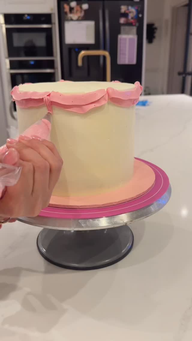 Cute little vintage christening cake! #welwyngardencity #welwyngardencitymums #stalbansmums #hertfordshirecakes #cakedecoratingvideos