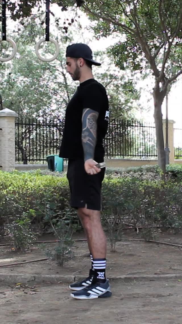 The Band Pass Overs (or Banded Pass-Throughs) are a game changer for mobility and posture.
Whether you're warming up for a heavy lifting session or trying to reverse hours of sitting at a desk, this simple move brings massive benefits.
Why you should do them:
▪︎ Improved Mobility: Opens up tight shoulders and improves overhead range of motion.
▪︎ Better Posture: Helps counteract "hunchback" posture by strengthening the upper back muscles (rhomboids and mid traps).
▪︎ Shoulder Health: Activates the rotator cuff and rear deltoids, essential for keeping joints safe.
▪︎ Prep & Recovery: The perfect dynamic warm up to prepare for upper body days, or a recovery tool to relieve tension.
How to: Grab a light resistance band, keep your arms straight, and rotate slowly from your hips to your lower back, then back over.
Stop skipping the mobility work! Your shoulders will thank you.
#mobilitytraining #shoulderhealth #homeworkout #Strength #posturecorrection
