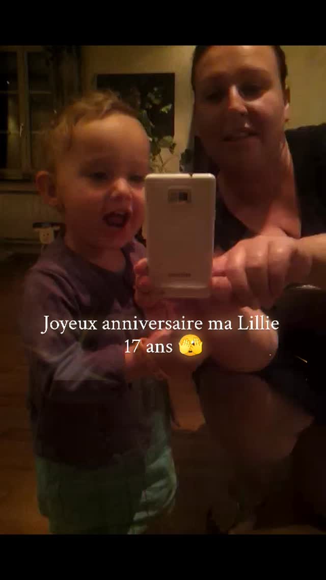 Hier, c’était l’anniversaire de mon "grand bébé". 17 ans. 🫣
Moi, je la verrai toujours comme sur cette vidéo : ma petite fille espiègle, joyeuse, celle qui n’avait peur de rien. J’avais trop d’émotions pour écrire quoi que ce soit hier...
Je n’arrive pas à réaliser que dix-sept années se sont écoulées. Et je réalise encore moins que, de mon côté, je n’ai plus du tout 17 ans...
La regarder grandir, c’est comme observer une horloge qui tourne en accéléré. Hier soir, elle a fêté ça avec ses amis dans le garage, exactement comme on le faisait il y a... (non, je refuse de faire le calcul).
C’est le même genre de claque que d'apprendre que "Le Roi Lion" est sorti il y a plus de 30 ans ou de réaliser qu'aujourd'hui, on est plus vieille que la maman de Stiffler. 😬
Bref, ma Lillie a 17 ans !
Joyeux anniversaire ma puce.
Profite de chaque instant, le temps file à une vitesse folle. Ces années-là, tu ne les oublieras jamais : au fond, chaque adulte reste éternellement nostalgique de ses 17 ans. ❤️