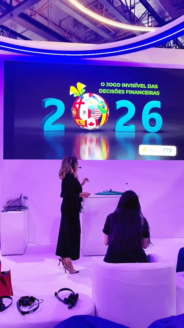 Estivemos na Bett Educar 2026 e participar de um dos maiores encontros de educação e inovação da América Latina foi uma experiência cheia de trocas, reflexões e conexões importantes sobre o presente e o futuro da aprendizagem.
E um dos momentos especiais dessa participação foi a palestra da nossa diretora pedagógica, Andréa Bichara, que trouxe uma reflexão sobre “o jogo invisível das decisões financeiras”, conectando a Educação Financeira Comportamental ao contexto da Copa do Mundo e às escolhas que acontecem fora do campo, mas impactam diretamente a vida das pessoas.
Voltamos da Bett ainda mais inspirados e motivados a fortalecer uma educação conectada à vida real e aos desafios contemporâneos dos alunos.
Assista a um trecho dessa palestra que vamos compartilhar por aqui. Vale a reflexão 💚
#OficinaDasFinanças #BettEducar #EducaçãoDeComportamentosFinanceiros #EducaçãoQueTransforma