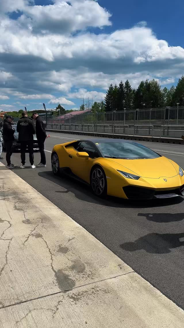 🔥 Dnešek na autodromu v Brně?
Adrenalin, emoce a jízdy, po kterých ti ještě dlouho buší srdce 🏁
A nejlepší zpráva? ZÍTRA pokračujeme.
Takže místo koukání na videa ostatních si to přijeď zažít na vlastní kůži 😈
Nebuď jen divák.
Přijeď si splnit sen a užít si den🚗💨
#autodrombrno #lamborghini #huracan #porsche911
