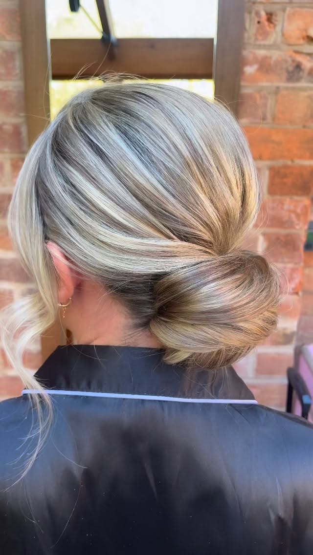 Dirty hair does not style better.
Greasy hair does not give volume
It’s really disheartening to get a client sit in the chair with greasy roots, yes I have got dry shampoo but some styles will just not work and will not look as good as they should. I consider myself a yes person and will always try my best but I honestly feel like just saying the only style you can have with greasy roots is a slick back.
✨Clean dry hair ready for styling on the wedding morning just like my beautiful bridesmaid here.