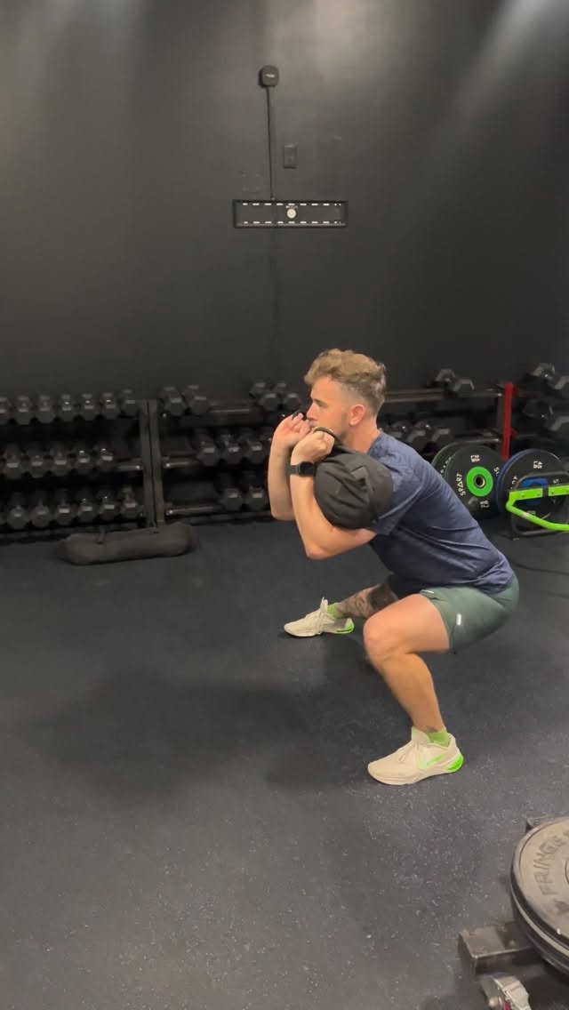 Form form form.
Our trainers are right there with you, making sure you have amazing form to protect you and keep you focused on targeting and blasting those muscles.
This is how you get #fit and #shredded but also how we keep you safe.
Amazing #monday #workout in #budatx
Dm or link in bio FIRST CLASS FREE