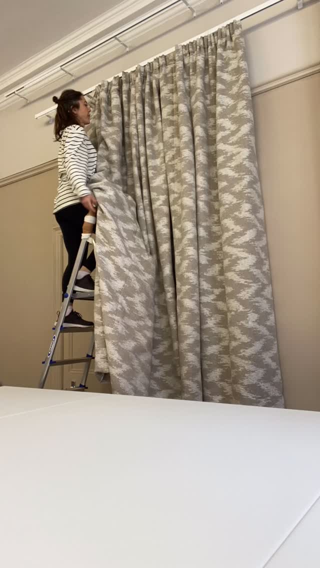 To ensure your bespoke curtains drape perfectly on delivery, we spend a lot of time training the pleats in our studio. Handmade curtains are built to last & made with care & dedication.
Fabric: @villanovafabric Zibar Agate
Curtain maker: @zeal_interiors_ in Bristol
#bristolcurtainmaker #bristolinteriors #bristolhome #bespokecurtains #zibar
